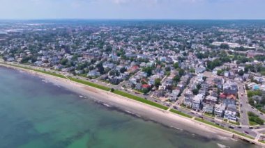 Lynn City ve Essex County, Massachusetts MA 'daki Swampscott kasabasındaki Lynn Shore Drive' da King 's Beach ve Swampscott şehir merkezinin hava manzarası.. 