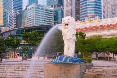 Merlion Singapur Nehri ağzında Singapur 'un resmi maskotudur ve Singapur' un merkezindeki Marina Körfezi 'nin merkezindedir.. 