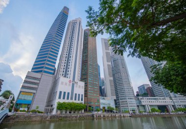 Singapur Nehri 'nin ağzındaki gökdelenler Raffles Place' de, merkez bölge, Singapur 'da.. 