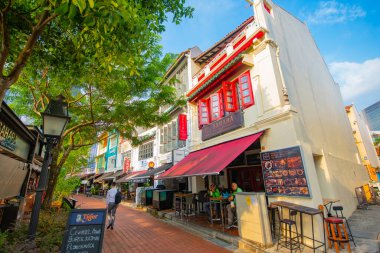 Singapur 'un merkezindeki Singapur Nehri' ndeki Boat Quay 'de tarihi restoranlar ve barlar.. 