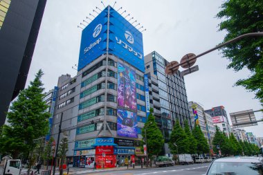 Sofmap AKIBA PC ve Dijital Mağaza Japonya 'nın Chiyoda semtinde Chuo-dori Bulvarı' ndaki Akihabara Elektrik Kasabası. 