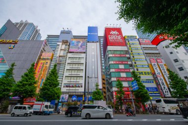 Japonya 'nın Chiyoda bölgesindeki Chuo-dori Bulvarı' ndaki Akihabara Elektrik Kasabası.. 