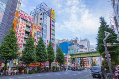Japonya 'nın Chiyoda bölgesindeki Chuo-dori Bulvarı' ndaki Akihabara Elektrik Kasabası.. 
