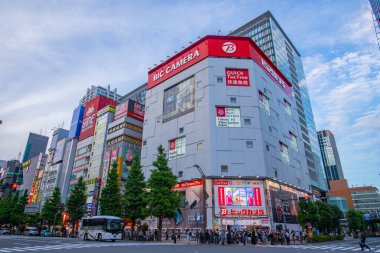 Bic kamera AKIBA Japonya 'nın Chiyoda semtinde Chuo-dori Bulvarı' ndaki Akihabara Elektrik Kasabası 'nda.. 