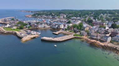 Bearskin Neck ve Motif 1 'i de içeren Front Beach ve Rockport Limanı' nın havadan görüntüsü tarihi sahil kasabası Rockport, Massachusetts MA, ABD. 
