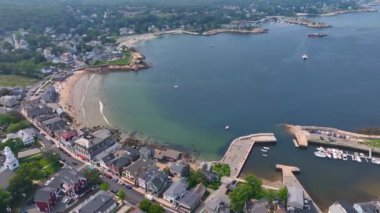 Rockport, Massachusetts MA, ABD 'deki tarihi sahil köyü Sandy Bay' deki Front Beach hava görüntüsü.. 