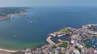 Bearskin Neck ve Motif 1 'i de içeren Front Beach ve Rockport Limanı' nın havadan görüntüsü tarihi sahil kasabası Rockport, Massachusetts MA, ABD. 