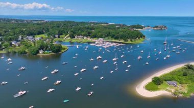 Cohasset Koyu 'nun havadan görünüşü, limandaki balıkçı teknesi ve Cohasset, Massachusetts MA, ABD' deki Bassing Beach 'i de kapsıyor.. 
