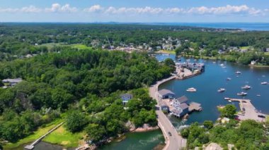 Cohasset Koyu 'nun havadan görünüşü, limandaki balıkçı teknesi ve Cohasset, Massachusetts MA, ABD' deki Bassing Beach 'i de kapsıyor.. 