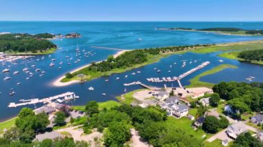 Cohasset Koyu 'nun havadan görünüşü, limandaki balıkçı teknesi ve Cohasset, Massachusetts MA, ABD' deki Bassing Beach 'i de kapsıyor.. 