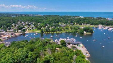 Cohasset Koyu 'nun havadan görünüşü, limandaki balıkçı teknesi ve Cohasset, Massachusetts MA, ABD' deki Bassing Beach 'i de kapsıyor.. 