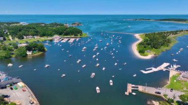 Cohasset Koyu 'nun havadan görünüşü, limandaki balıkçı teknesi ve Cohasset, Massachusetts MA, ABD' deki Bassing Beach 'i de kapsıyor.. 