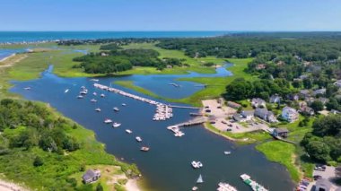 Cohasset Koyu 'nun havadan görünüşü, limandaki balıkçı teknesi ve Cohasset, Massachusetts MA, ABD' deki Bassing Beach 'i de kapsıyor.. 