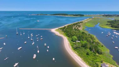 Cohasset Koyu 'nun havadan görünüşü, limandaki balıkçı teknesi ve Cohasset, Massachusetts MA, ABD' deki Bassing Beach 'i de kapsıyor.. 