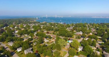 Narragansett Körfezi 'ndeki Claiborne Pell Newport Köprüsü ve yazın Jamestown hava manzarası, Conanicut Adası' ndaki Jamestown, Rhode Island RI, ABD.