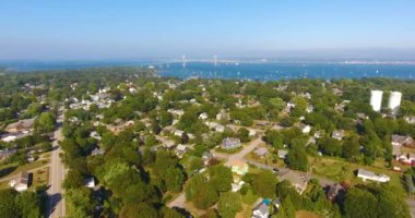 Narragansett Körfezi 'ndeki Claiborne Pell Newport Köprüsü ve yazın Jamestown hava manzarası, Conanicut Adası' ndaki Jamestown, Rhode Island RI, ABD.