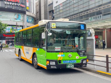 Akihabara JR İstasyonu 'ndaki Toei otobüsü K280 Chiyoda City, Tokyo, Japonya' daki Akihabara Elektrik Kasabası 'nın merkezinde.. 