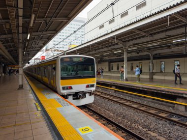 Akihabara JR İstasyonu 'ndaki Chuo-Sobu Hattı treni Chiyoda City, Tokyo, Japonya' daki Akihabara Elektrik Kasabası 'nın merkezinde.. 