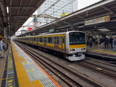 Akihabara JR İstasyonu 'ndaki Chuo-Sobu Hattı treni Chiyoda City, Tokyo, Japonya' daki Akihabara Elektrik Kasabası 'nın merkezinde.. 