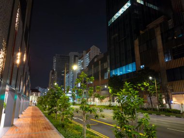 Ofis binası gece vakti, Singapur 'un merkez bölgesinin Outram ilçesi, Çin Mahallesi yakınlarındaki South Bridge Yolu' nda kesişen caddede.. 