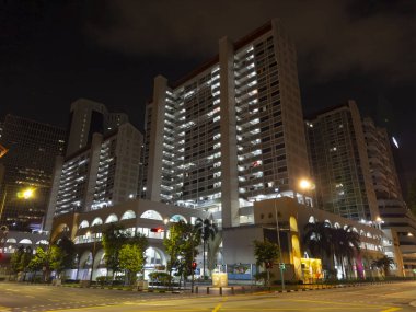 Hong Lim Kompleksi binası geceleri Singapur 'un merkez bölgesinin Outram ilçesi Çin Mahallesi' ndeki Yukarı Cross Caddesi 'ndeki South Bridge Yolu' nda. Bu bina bir ikametgah..