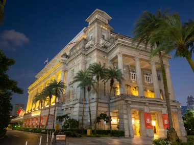 Fullerton Hotel Singapur 'da gece. Bu otel Singapur Nehri ağzında Singapur 'un merkezi merkezinde lüks bir oteldir.. 