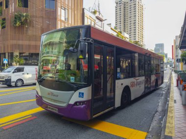 Central Area, Singapur merkezindeki Elgin Köprüsü yakınlarındaki South Bridge Yolu 'ndaki SBS Transit otobüsü.. 