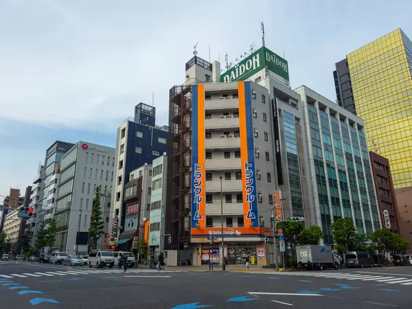 Japonya 'nın Chiyoda semtindeki Akihabara Elektrik Kasabası yakınlarındaki Shohei Köprüsü' nde (Shoheibashi) modern ticari binalar.. 