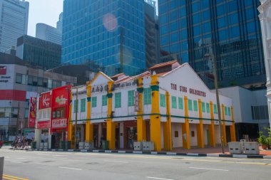 Tin Sing Goldsmiths Güney Köprüsü Yolu 'nda tarihi bir ticari binada Cami Sokağı, Outram Bölgesi, Singapur.