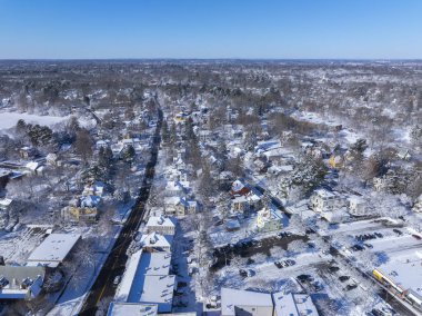 Newton Center tarihi köy hava görüntüsü kışın ABD 'nin Massachusetts MA kentindeki Center Green' in tepesinde. 
