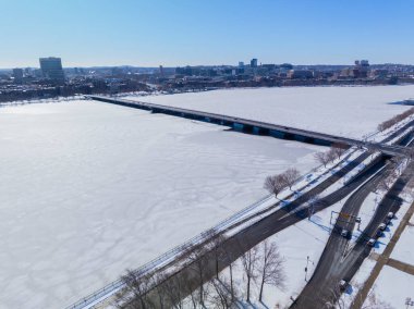 Boston Harvard Köprüsü kışın donmuş Charles Nehri hava manzaralı Cambridge ve Boston, Massachusetts MA, ABD 'yi birbirine bağlayan.