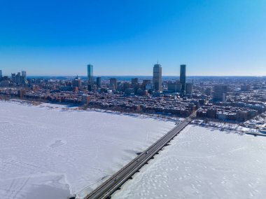 Boston Back Bay modern şehir kışın donuk Charles Nehri ile ufuk çizgisi arasında John Hancock Tower, Prudential Tower ve Four Season Hotel de dahil olmak üzere Boston, Massachusetts MA, ABD.  