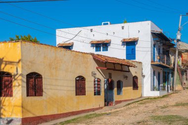Küba 'nın Trinidad şehrinin tarihi merkezindeki Calle Desengano Caddesi' ndeki tarihi meskenler. Tarihi Trinidad Merkezi bir Dünya Mirası Alanıdır.. 