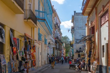 Calle Empedrado Caddesi 'ndeki tarihi binalar Eski Havana' daki Calle San Ignacio Caddesi 'nde (La Habana Vieja). Eski Havana bir Dünya Mirası Alanı. 