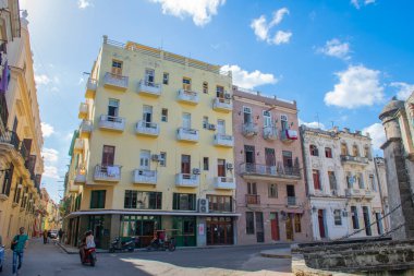 Küba 'nın eski Havana (La Habana Vieja) Chacon Caddesi' ndeki Calle Cuba Caddesi 'ndeki tarihi binalar. Eski Havana bir Dünya Mirası Alanı. 