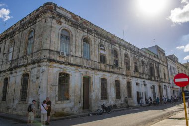 Calle Chacon Caddesi 'ndeki tarihi binalar Eski Havana' daki Calle San Ignacio Caddesi 'nde (La Habana Vieja). Eski Havana bir Dünya Mirası Alanı. 