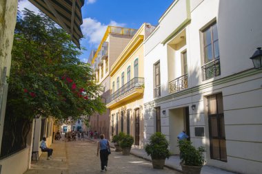 Küba 'nın başkenti Havana' daki Plaza Central de la Havana yakınlarındaki Calle Mercaderes Caddesi 'ndeki tarihi binalar. Eski Havana bir Dünya Mirası Alanı. 