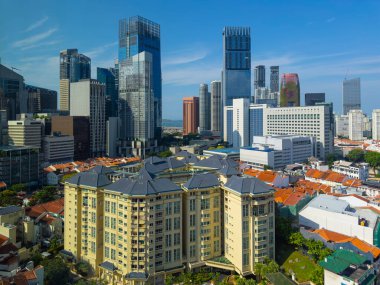 Emerald Garden ve Club Street 'te tarihi ticari bina manzarası, arka planda CBD gökdelenleri, Singapur' un merkezindeki Central Area,. 