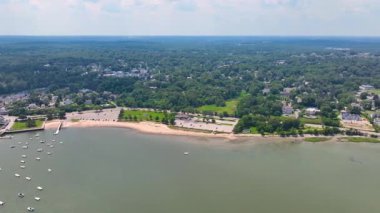 Sarah Adası ve Hingham Limanı 'ndaki Ragged Island hava manzarası Boston yakınlarındaki Hingham kasabasında, Massachusetts MA, ABD. Bu adalar Boston Harbor Adaları Parkı 'na aittir.. 
