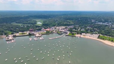 Hingham Limanı 'nın tarihi liman köyü ve Boston, Massachusetts MA, ABD yakınlarındaki Hingham kasabasındaki Broad Cove da dahil olmak üzere hava manzarası.