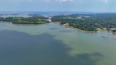 Boston, Massachusetts MA, ABD yakınlarındaki Hingham kasabasındaki tarihi liman köyü ve Marina Center da dahil olmak üzere Hingham Limanı hava manzarası.