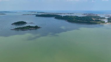 Sarah Adası ve Hingham Limanı 'ndaki Ragged Island hava manzarası Boston yakınlarındaki Hingham kasabasında, Massachusetts MA, ABD. Bu adalar Boston Harbor Adaları Parkı 'na aittir.. 