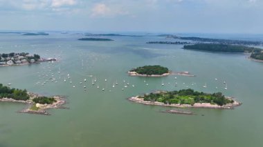 Sarah Adası ve Hingham Limanı 'ndaki Ragged Island hava manzarası Boston yakınlarındaki Hingham kasabasında, Massachusetts MA, ABD. Bu adalar Boston Harbor Adaları Parkı 'na aittir.. 