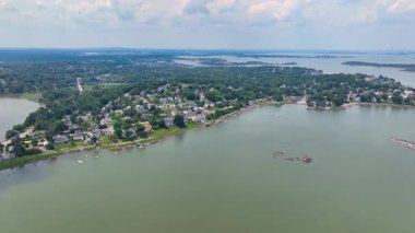 Sarah Adası ve Hingham Limanı 'ndaki Ragged Island hava manzarası Boston yakınlarındaki Hingham kasabasında, Massachusetts MA, ABD. Bu adalar Boston Harbor Adaları Parkı 'na aittir.. 