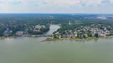 Hingham Limanı 'nın tarihi liman köyü ve Boston, Massachusetts MA, ABD yakınlarındaki Hingham kasabasındaki Broad Cove da dahil olmak üzere hava manzarası.