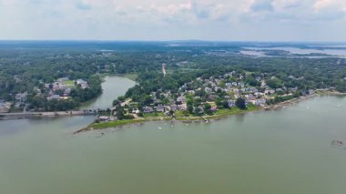 Sarah Adası ve Hingham Limanı 'ndaki Ragged Island hava manzarası Boston yakınlarındaki Hingham kasabasında, Massachusetts MA, ABD. Bu adalar Boston Harbor Adaları Parkı 'na aittir.. 