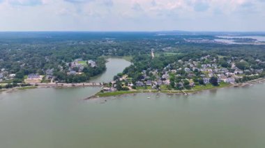 Sarah Adası ve Hingham Limanı 'ndaki Ragged Island hava manzarası Boston yakınlarındaki Hingham kasabasında, Massachusetts MA, ABD. Bu adalar Boston Harbor Adaları Parkı 'na aittir.. 