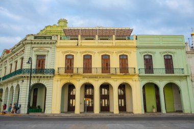 Calle Luz Caddesi 'ndeki Hotel Armadores de Santander Eski Havana' daki Parque Aracelo Iglesias 'ta (La Habana Vieja). Eski Havana bir Dünya Mirası Alanı. 