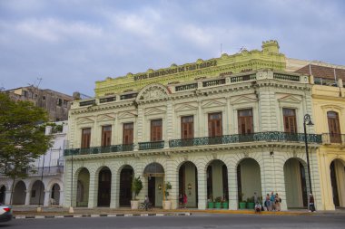Calle Luz Caddesi 'ndeki Hotel Armadores de Santander Eski Havana' daki Parque Aracelo Iglesias 'ta (La Habana Vieja). Eski Havana bir Dünya Mirası Alanı. 