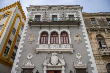 Calle Oficios Caddesi 'ndeki tarihi binalar Eski Havana' daki Calle Acosta Caddesi 'nde (La Habana Vieja). Eski Havana bir Dünya Mirası Alanı. 